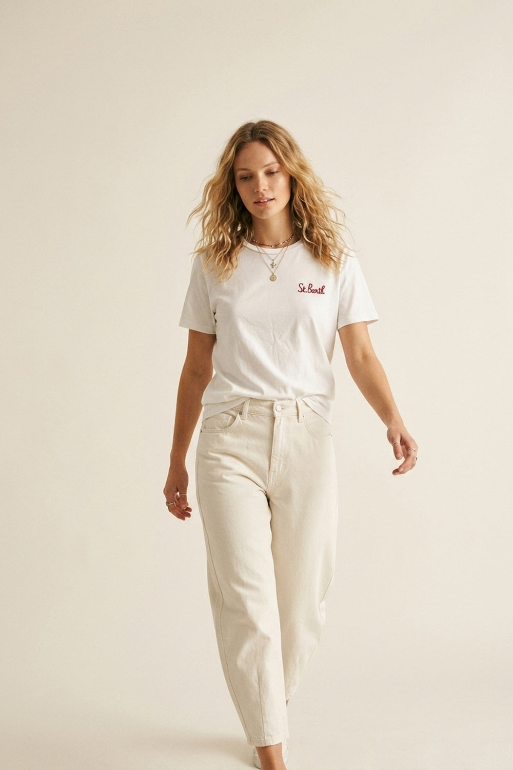 T-shirt blanc en coton brodé sur la poitrine coupe régulière col rond