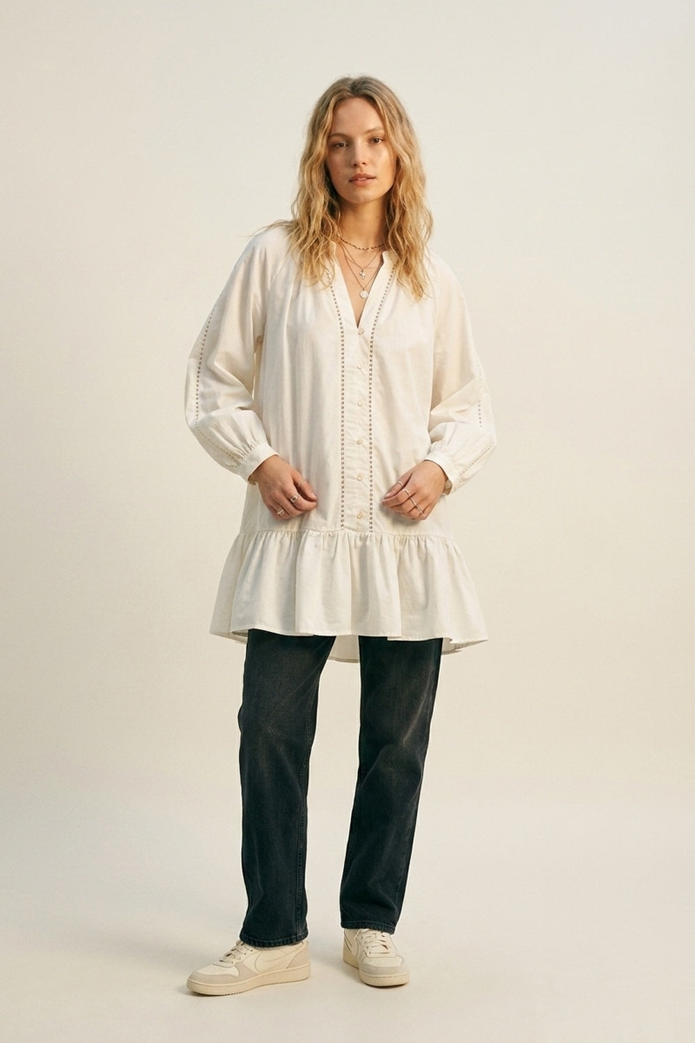 Robe paysanne en popeline de coton légère en blanc avec ourlet à volants