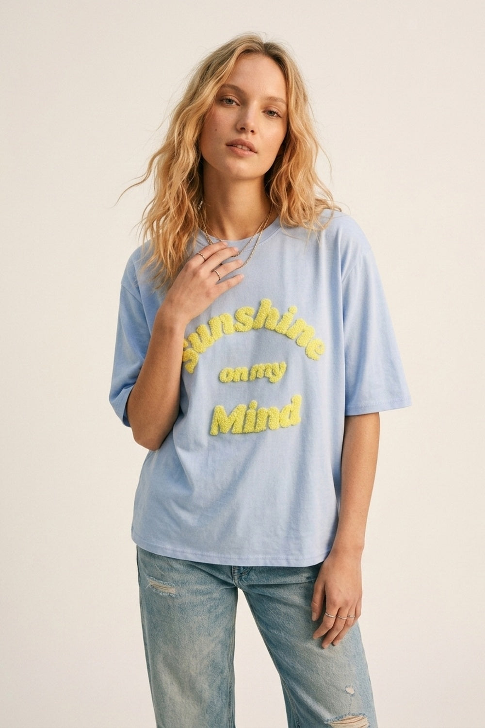 T-shirt bleu clair coupe ample avec lettrage jaune