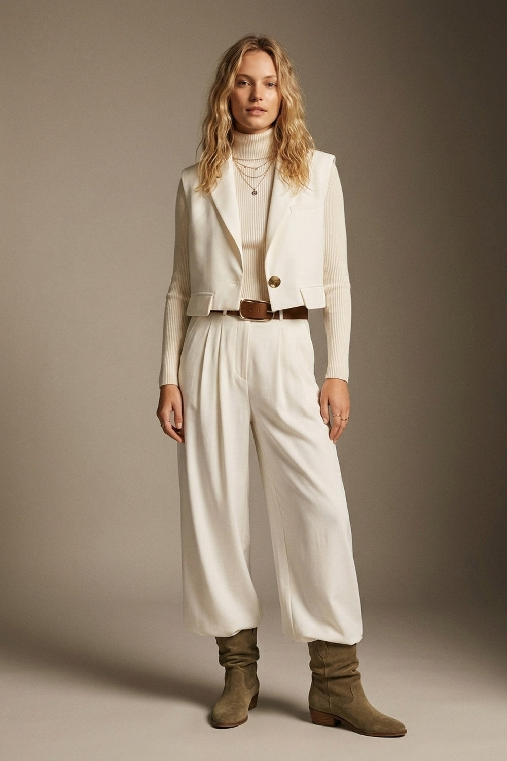 Pantalon large plissé avec ceinture en tissu léger tissé en blanc