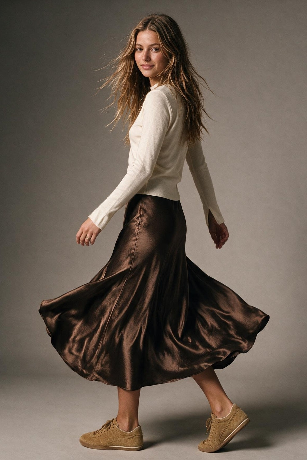 Jupe midi marron brillante en satin coupe biais