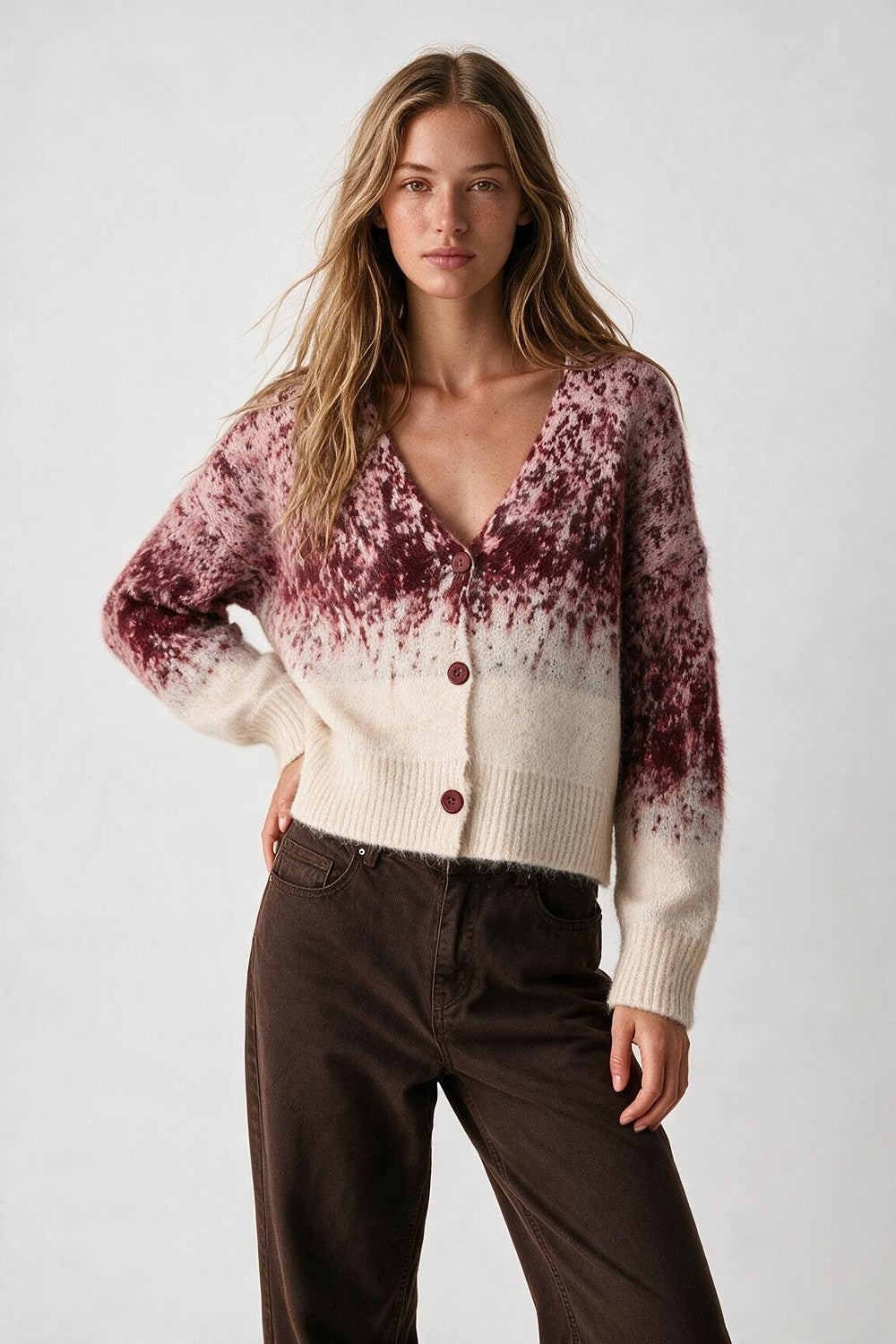 Gilet Court en Tricot Fluffy à Boutons Ombre Crème et Bordeaux