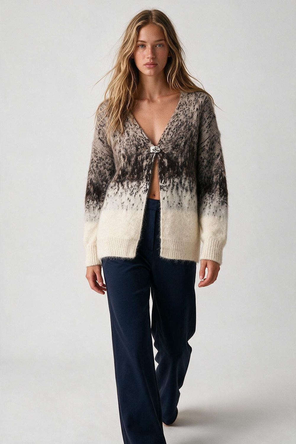 Gilet Cardigan En Maille Fluffy Dégradé Beige avec Fermoir Métallique et Col V