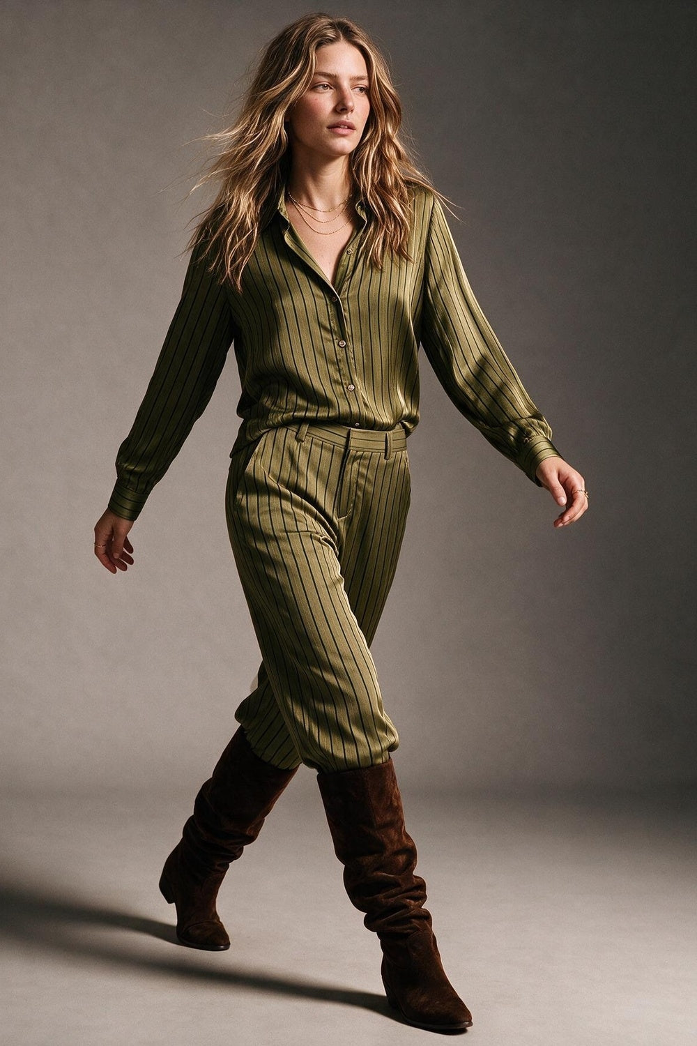 Chemise satinée kaki olive à rayures et manches longues