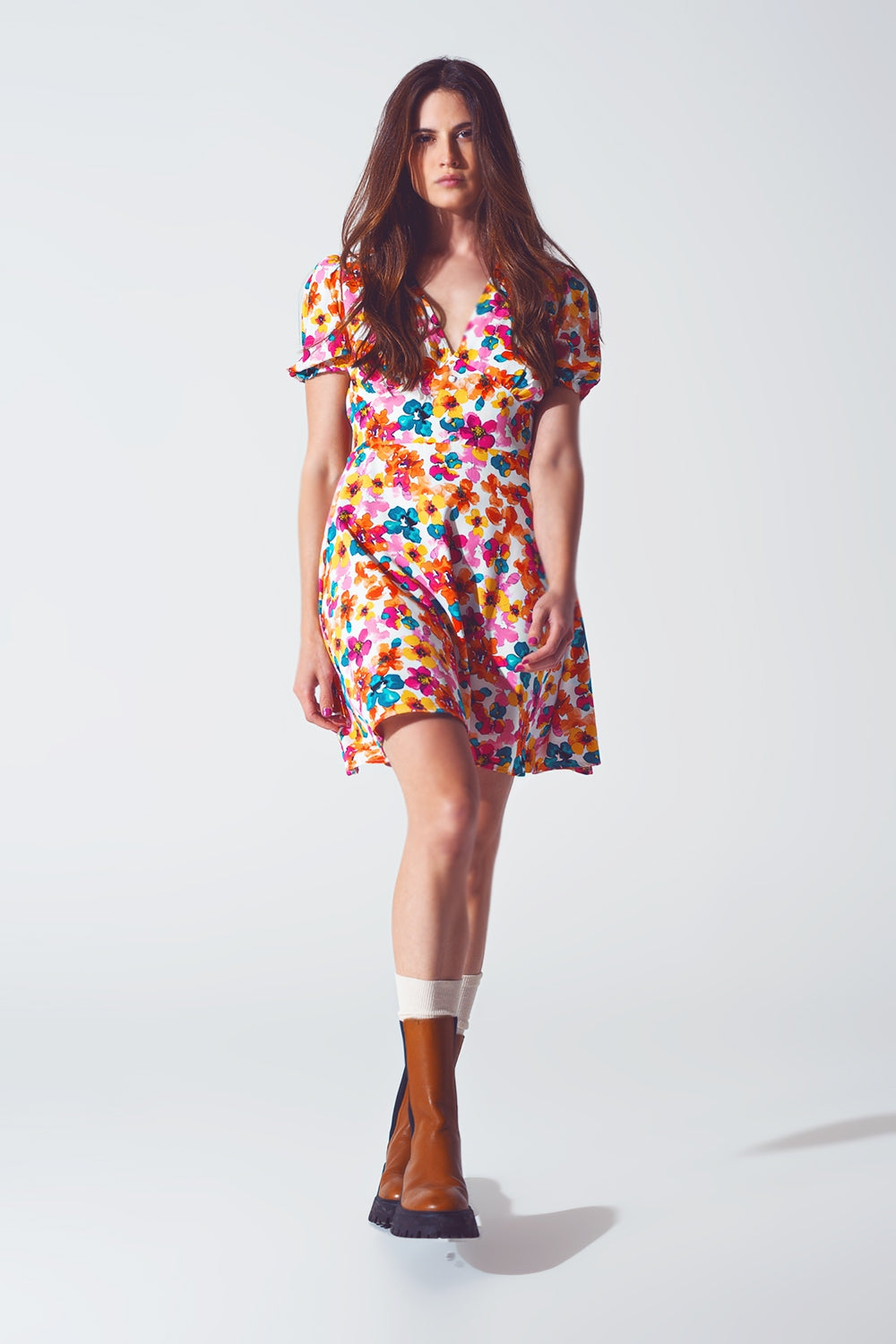 Robe courte à taille cintrée avec motif floral multicolore