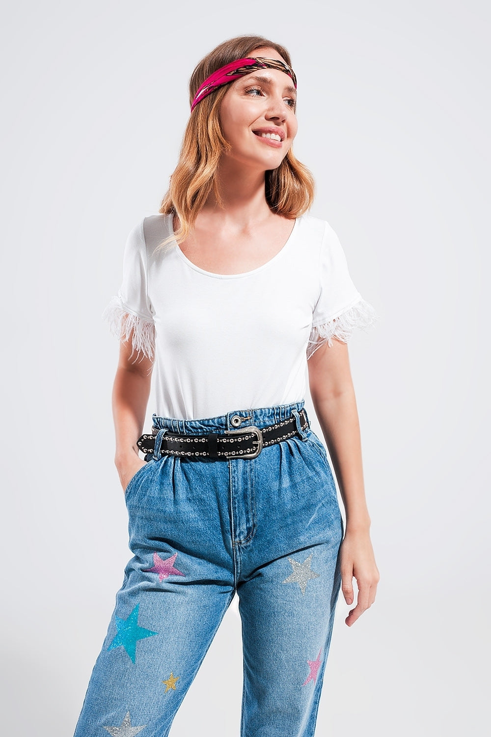 Top embelli avec poignets en fausses plumes en blanc