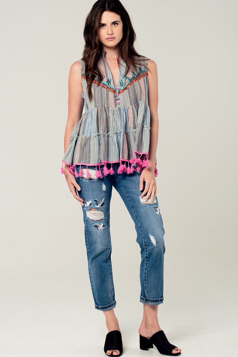 Blouse sans manche avec pompons et détails brodés gris