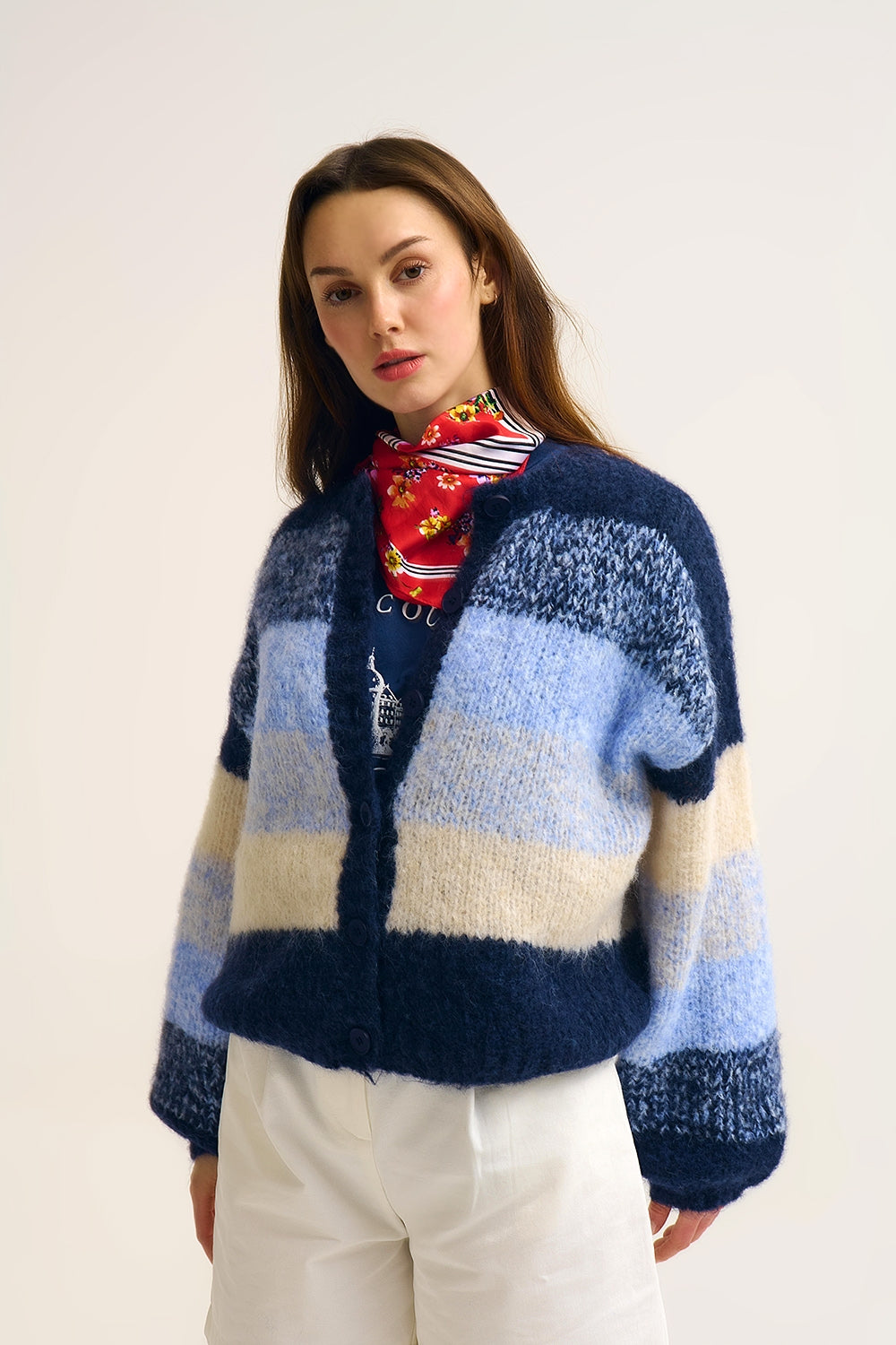 Cardigan en tricot épais dégradé bleu marine avec texture douce et boutons sur le devant