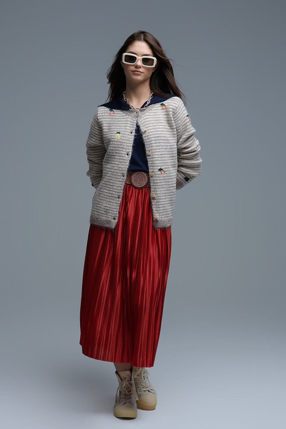 Cardigan rayé à col ras du cou avec fruits brodés en beige