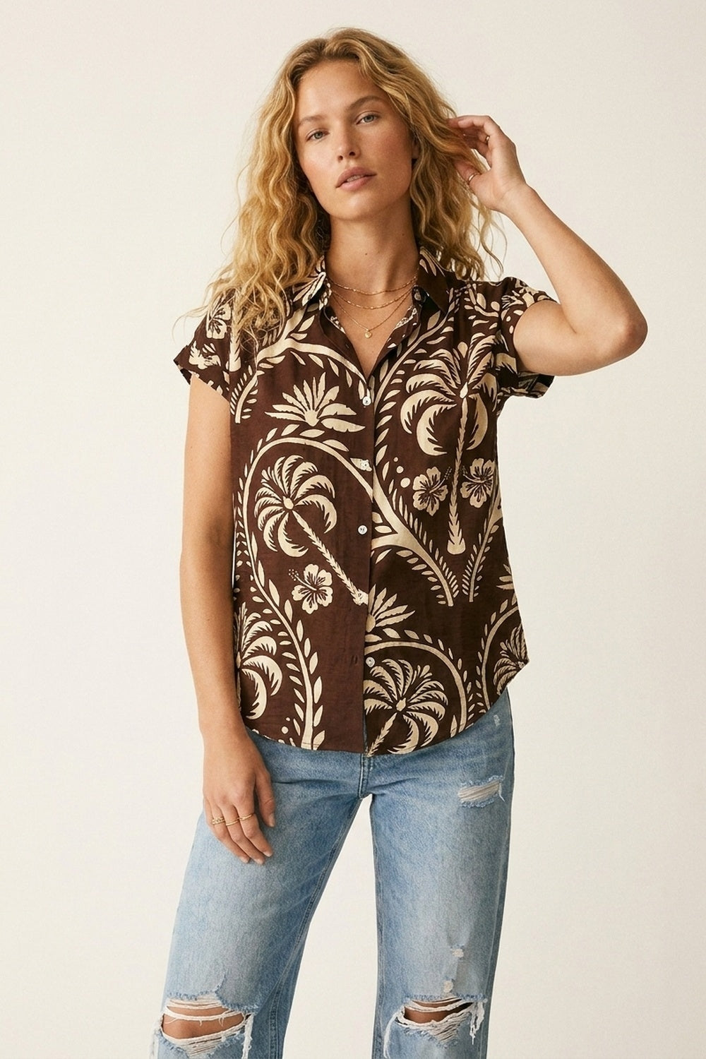 Q2 Chemise à manches courtes imprimée tropicale marron avec boutons