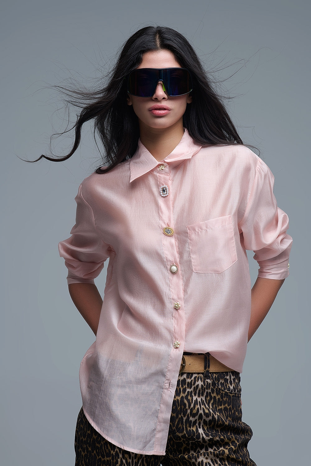 Q2 Chemise ample en soie avec médaillon de boutons en rose