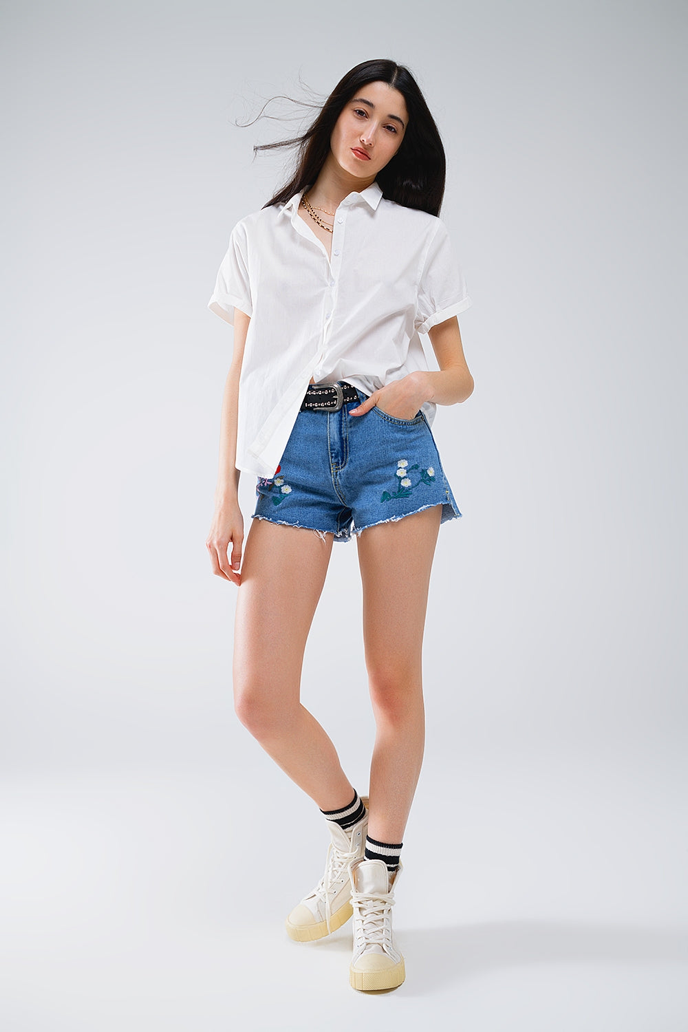 Chemise décontractée à manches courtes en blanc