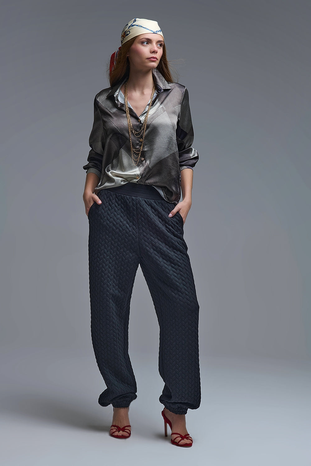 chemise en satin gris à imprimé géométrique