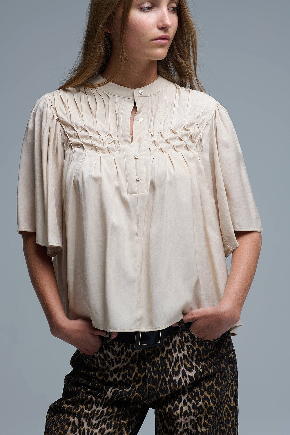Q2 Chemisier beige décontracté de style bohème avec détails brodés