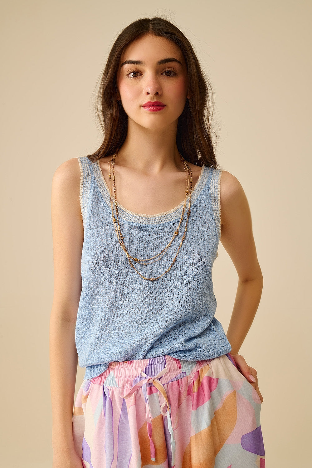 Q2 Débardeur en tricot bleu clair avec bordures blanches
