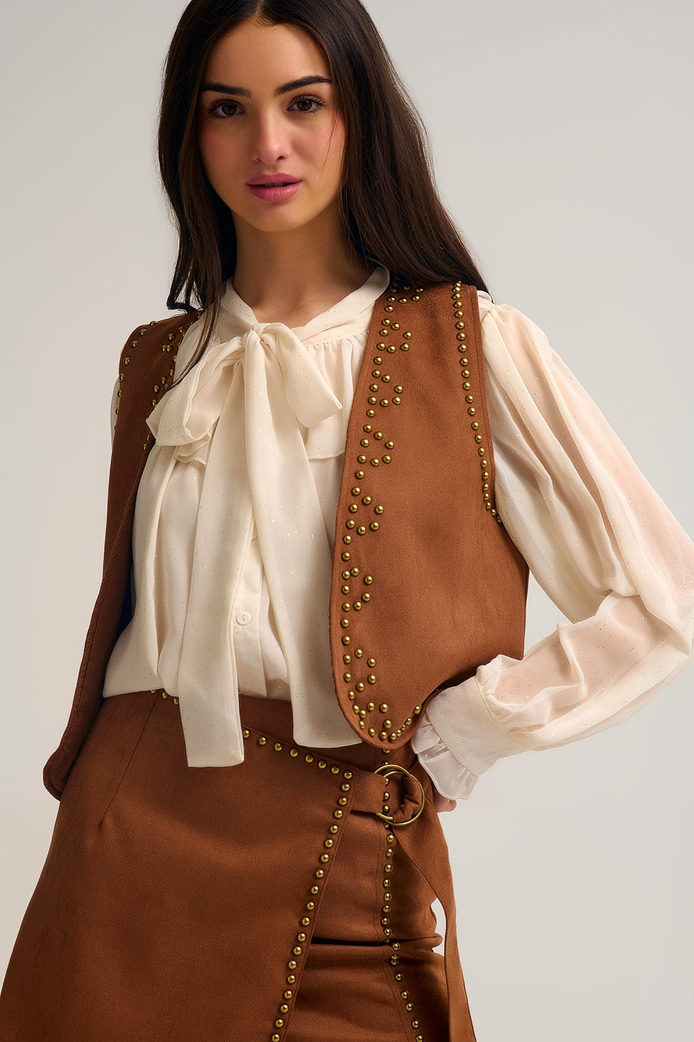 Q2 Gilet camel avec détails de clous métalliques
