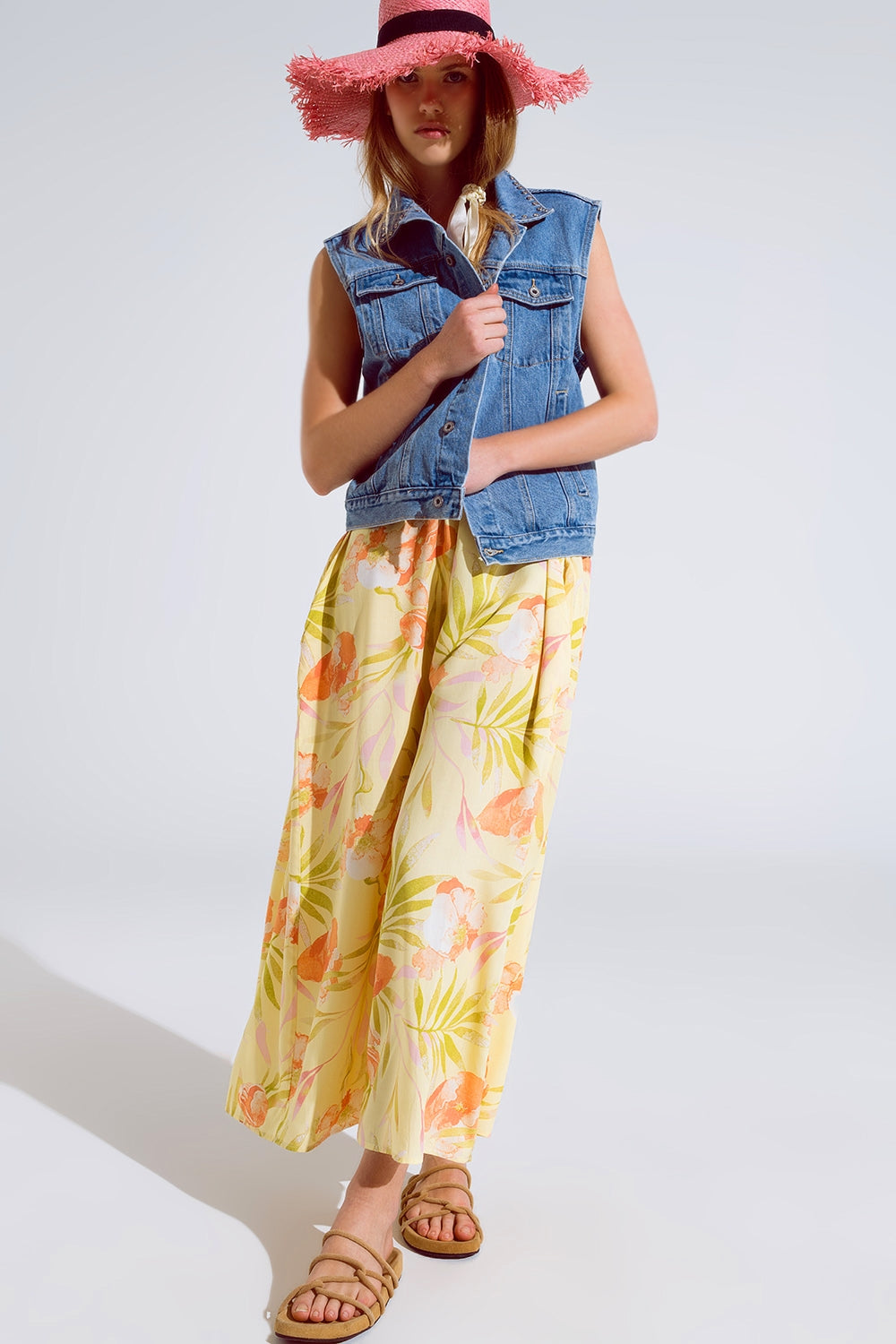 Gilet en denim avec détails en strass sur le col.