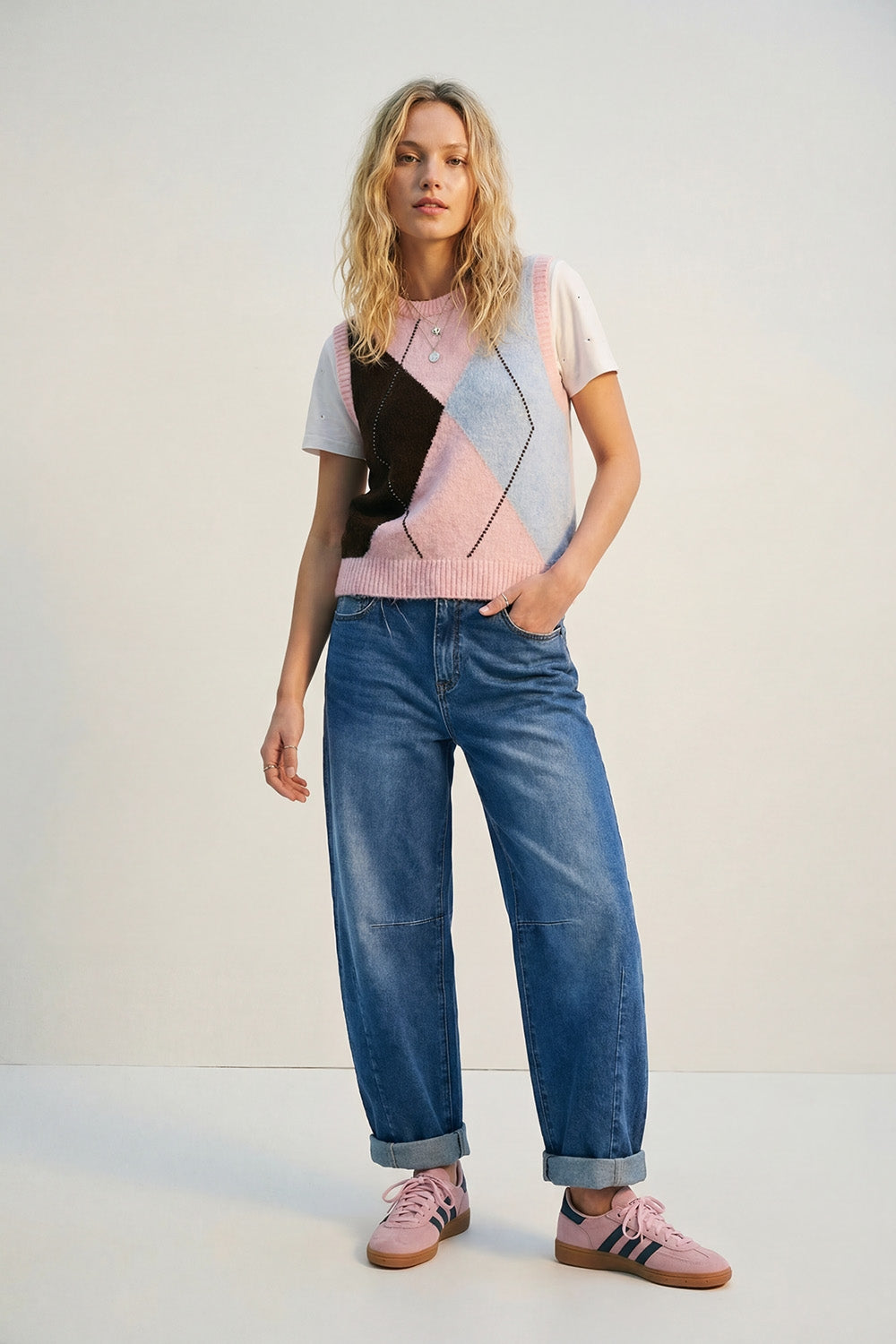 Gilet en maille duveteuse à motif losanges avec détails de clous métalliques rose