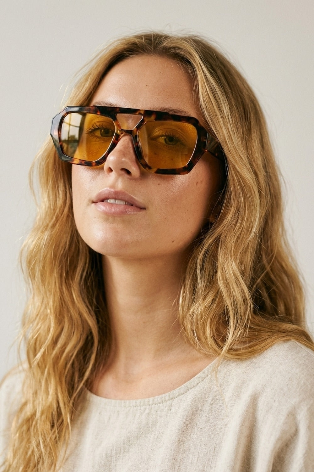 Lunettes de soleil à monture carrée écaille de tortue avec verres ambrés