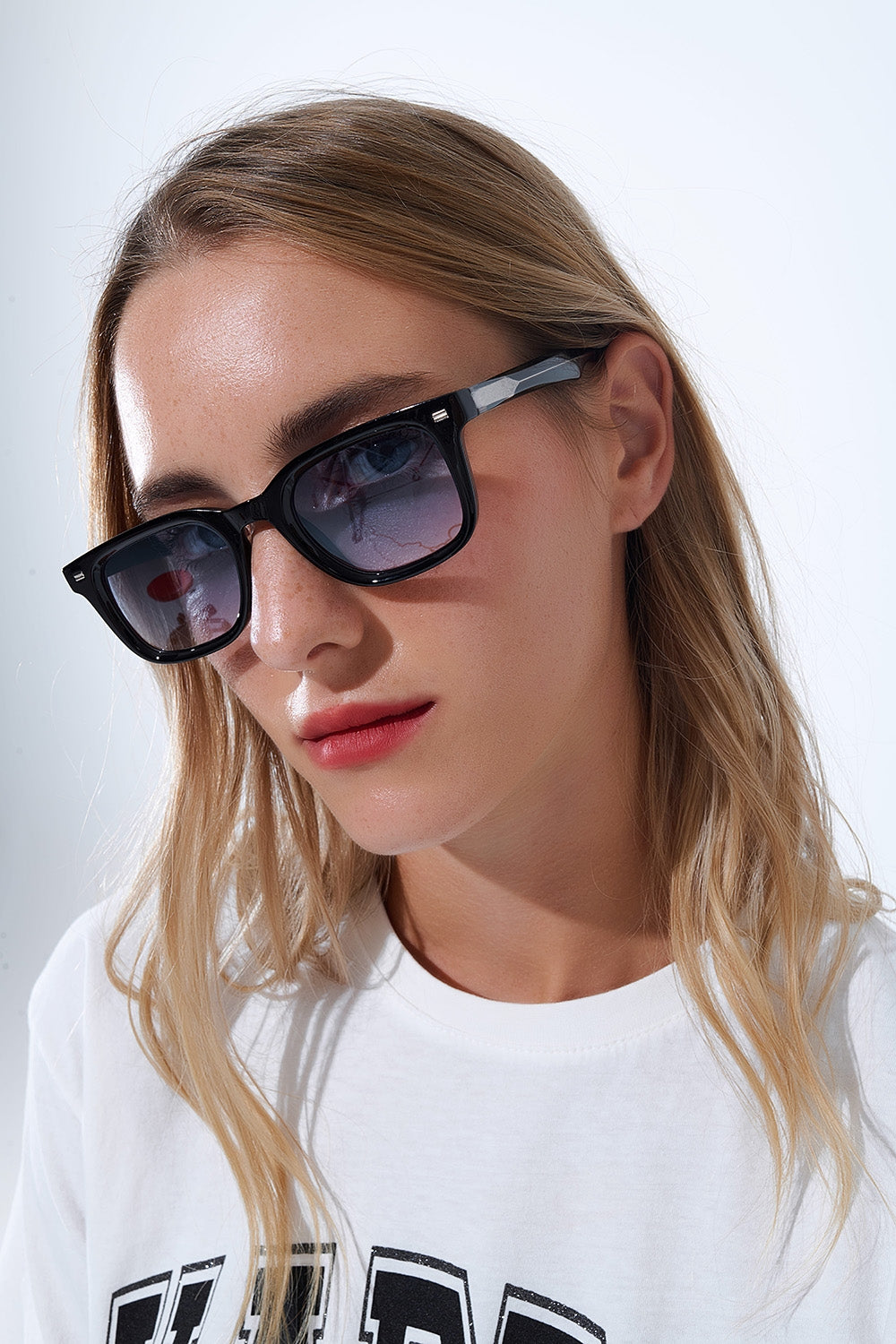 Q2 Lunettes de soleil carrées noires avec verres bleus dégradés et détails latéraux en métal