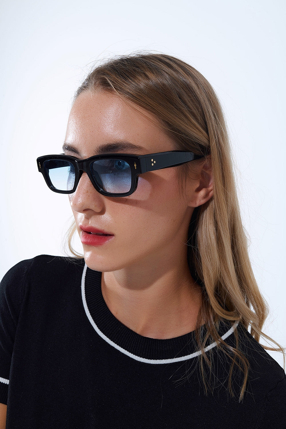 Q2 Lunettes de soleil noires à monture ovale avec détails dorés et verre bleu