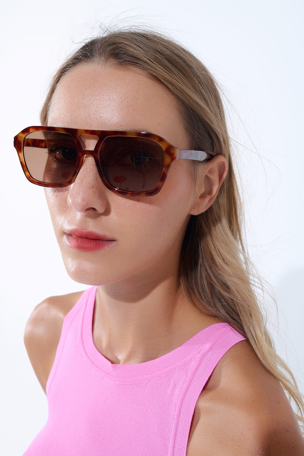 Q2 Lunettes de soleil rétro avec monture en écaille de tortue camel et verres noirs