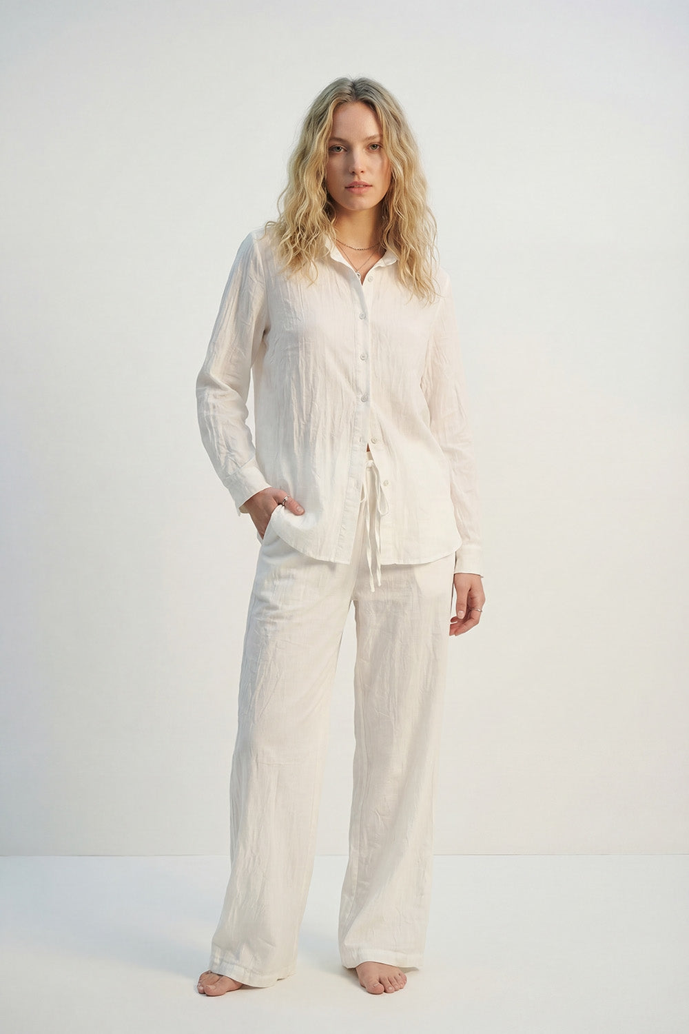 Pantalon large à taille élastique léger et froissé de couleur crème