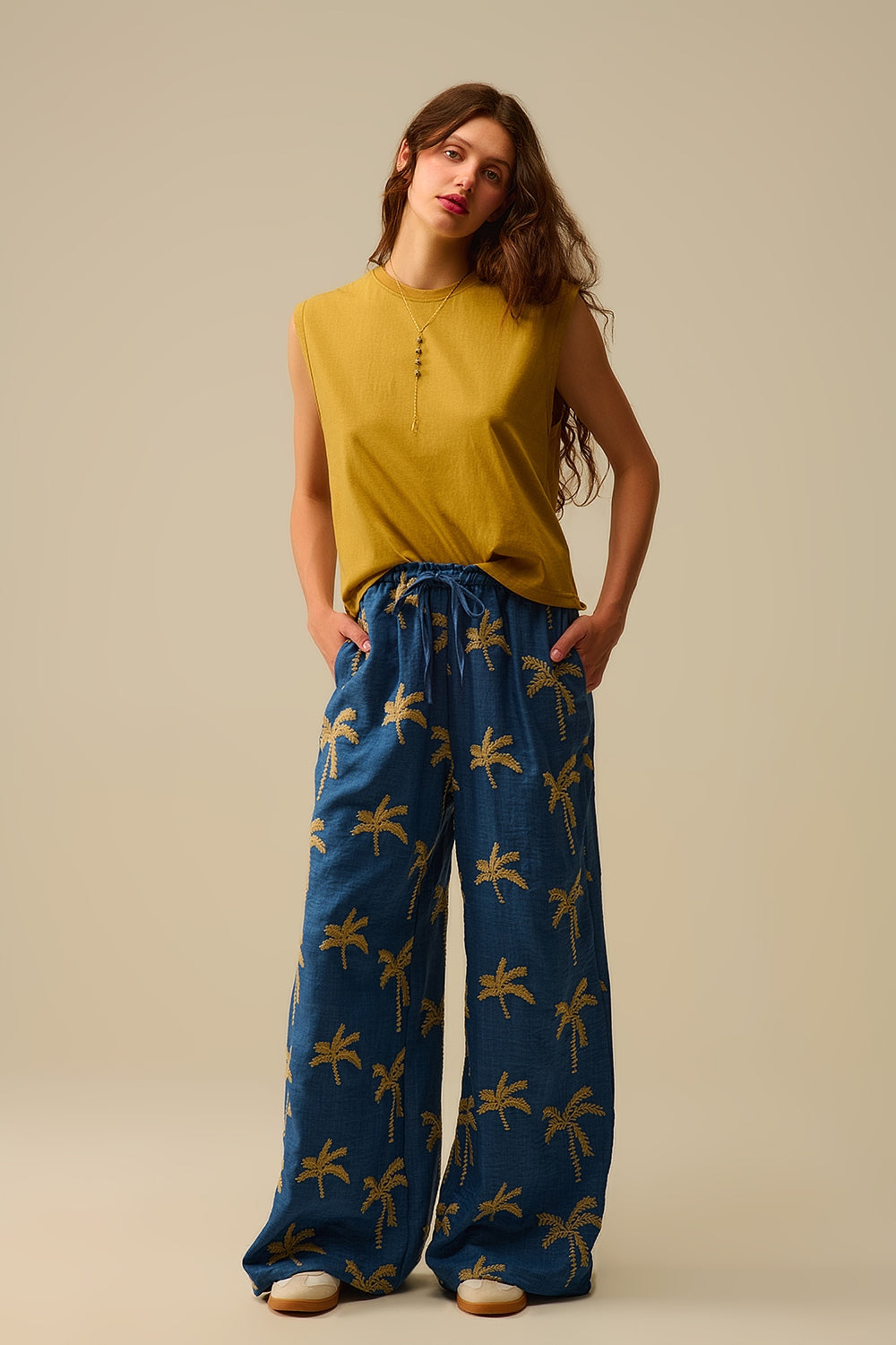 Pantalon large bleu avec broderie de palmier beige