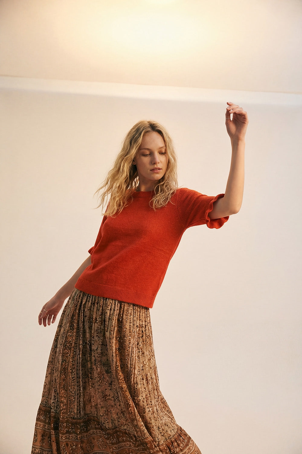 Pull en tricot doux et moelleux orange avec manches à volants