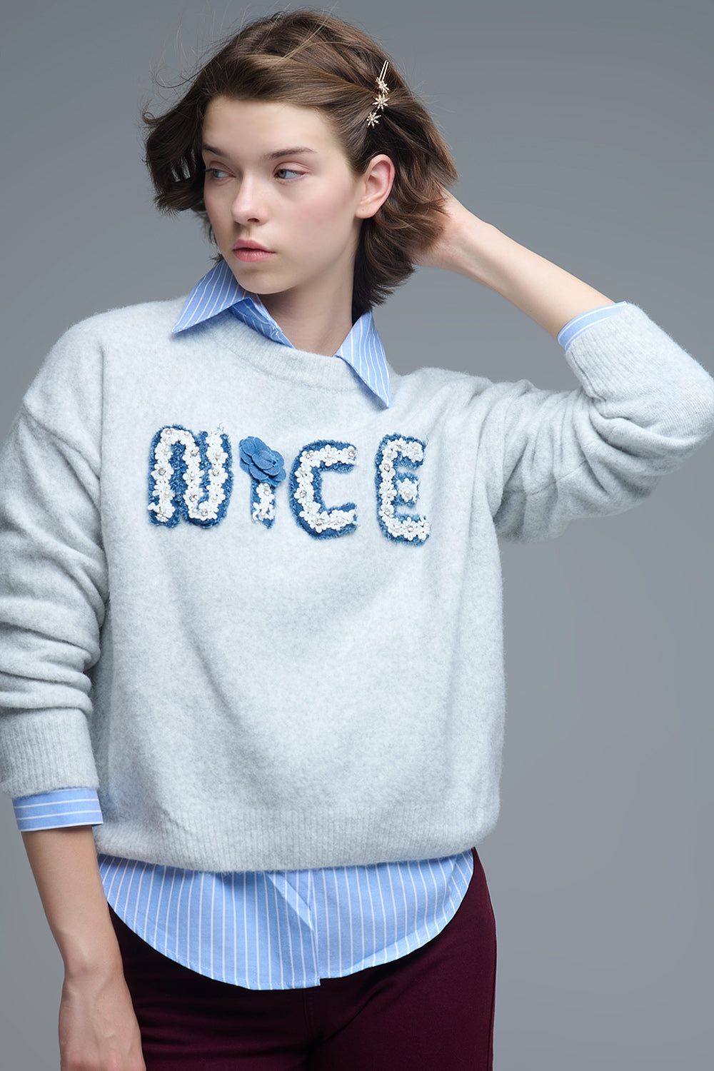 Q2 Pull gris à col rond avec broderies Nice