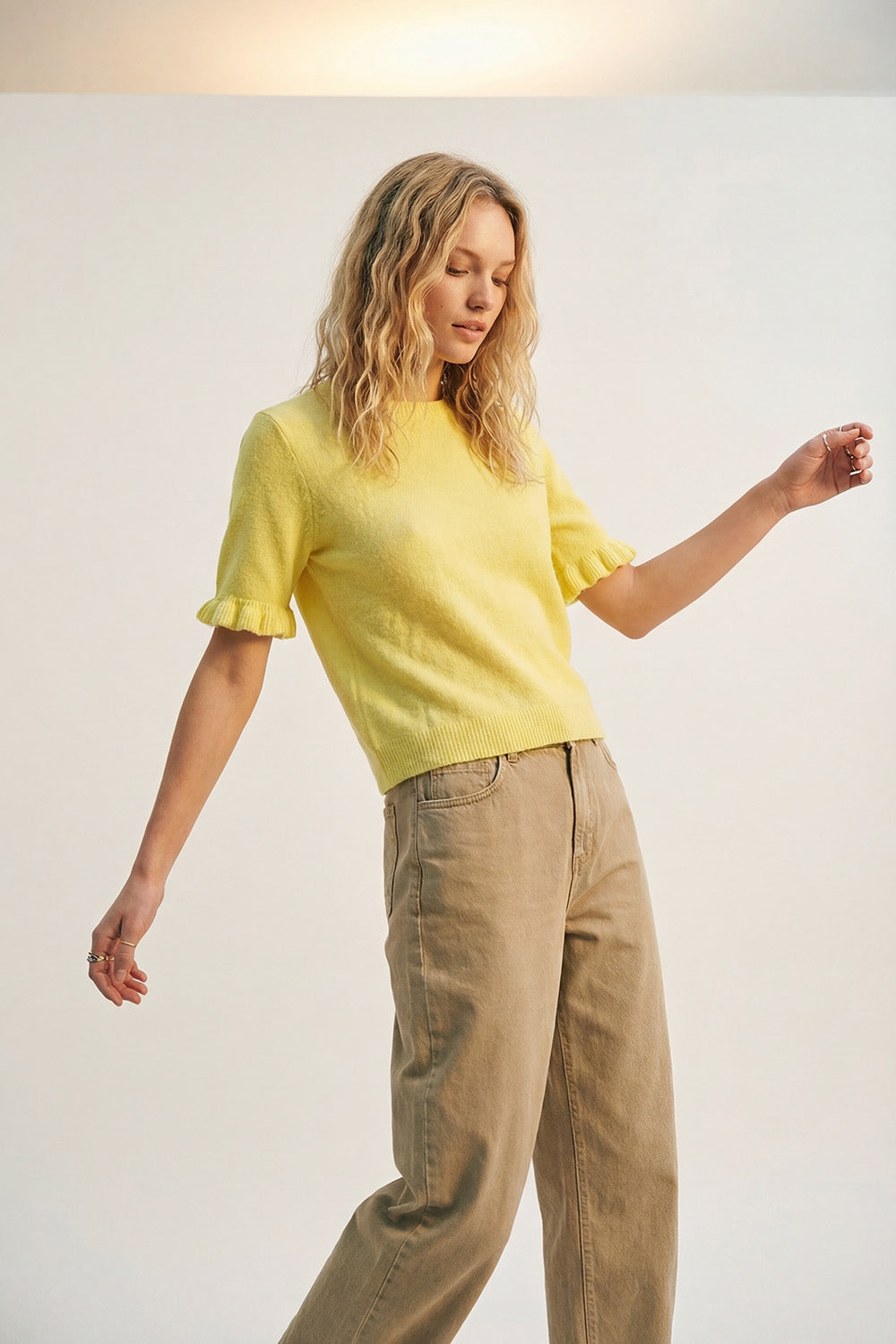 Pull jaune en tricot doux et moelleux avec des manches à volants