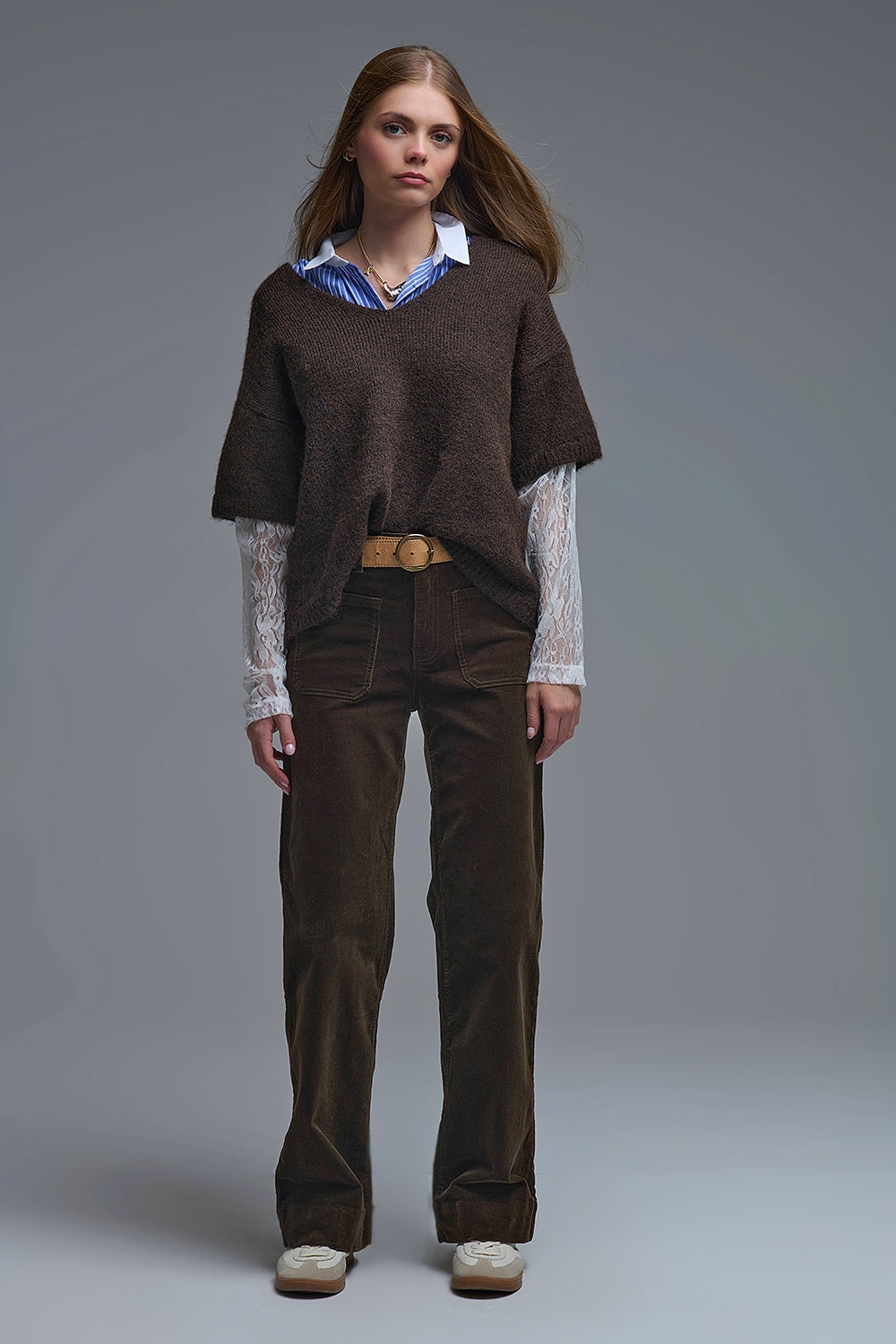 Pull marron à col en V contrasté et manches en dentelle blanche contrastée