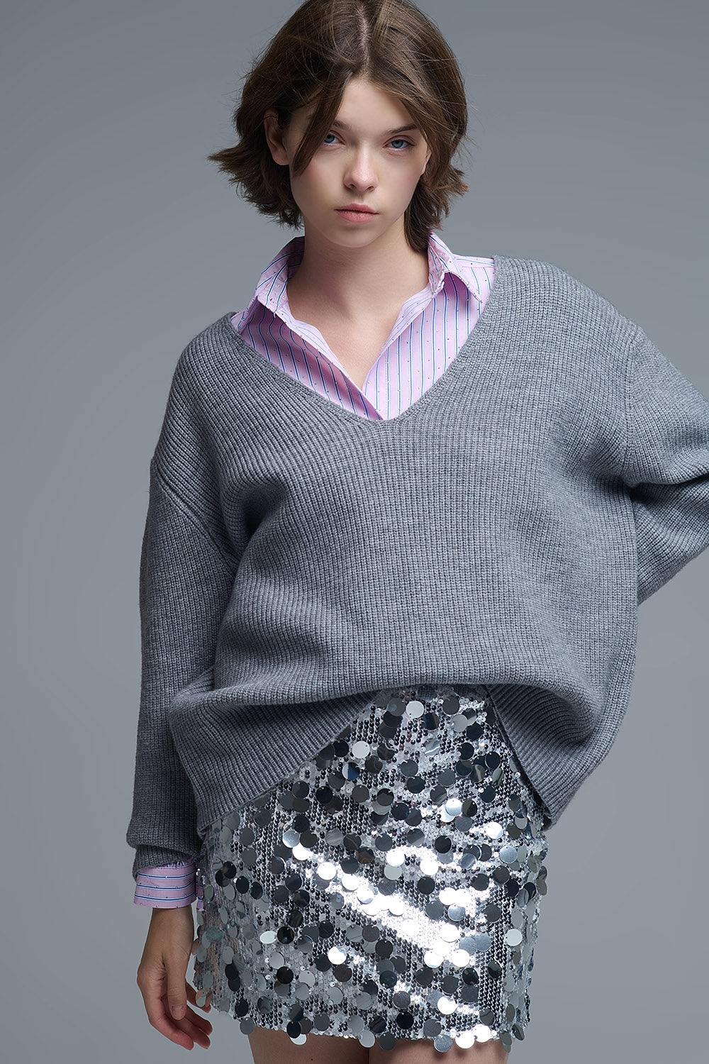 Q2 Pull surdimensionné à col en V fin en gris