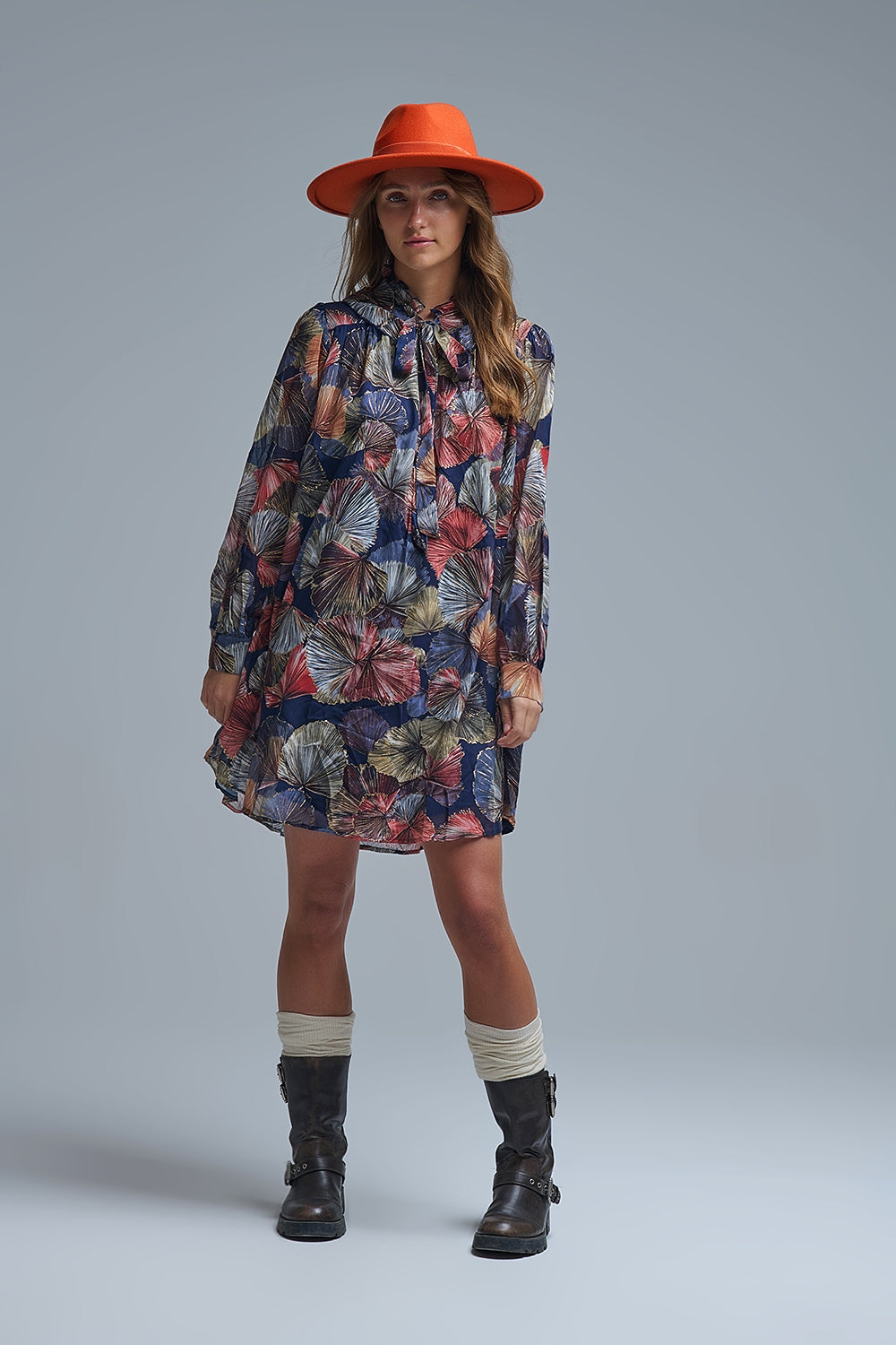 Robe élégante à col cravate et ligne A florale