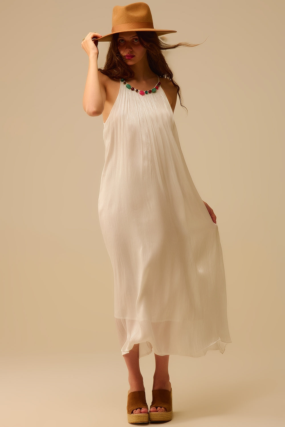 Q2 Robe longue dos nu plissée avec encolure en perles