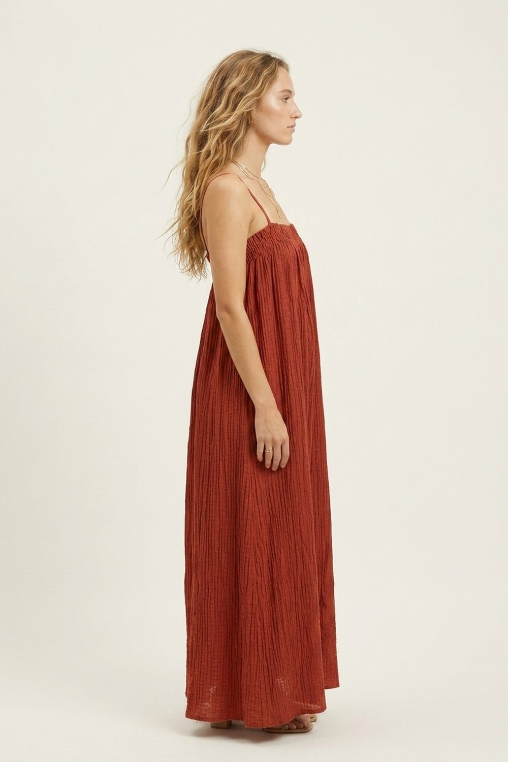 Q2 Robe longue froissée couleur rouille avec bretelles spaghetti