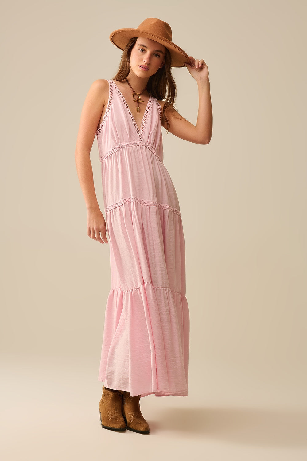 Robe longue rose avec détails en dentelle et style boho