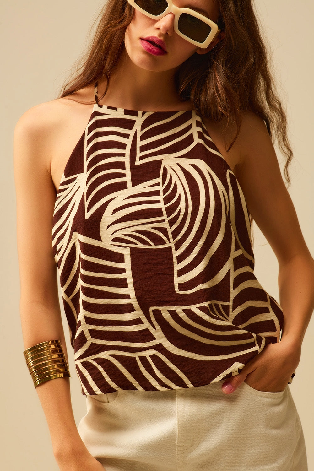 Q2 Top dos nu marron avec impression de feuilles blanches