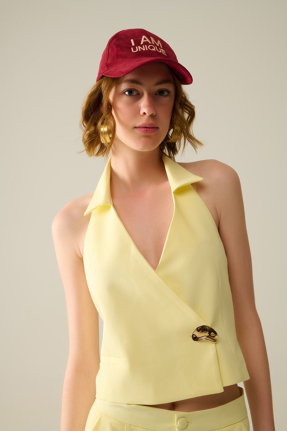 Q2 Veste cache-cœur jaune avec bouton doré détaillé