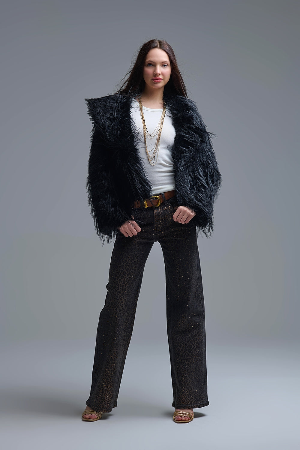 Veste noire en fausse fourrure avec grand col